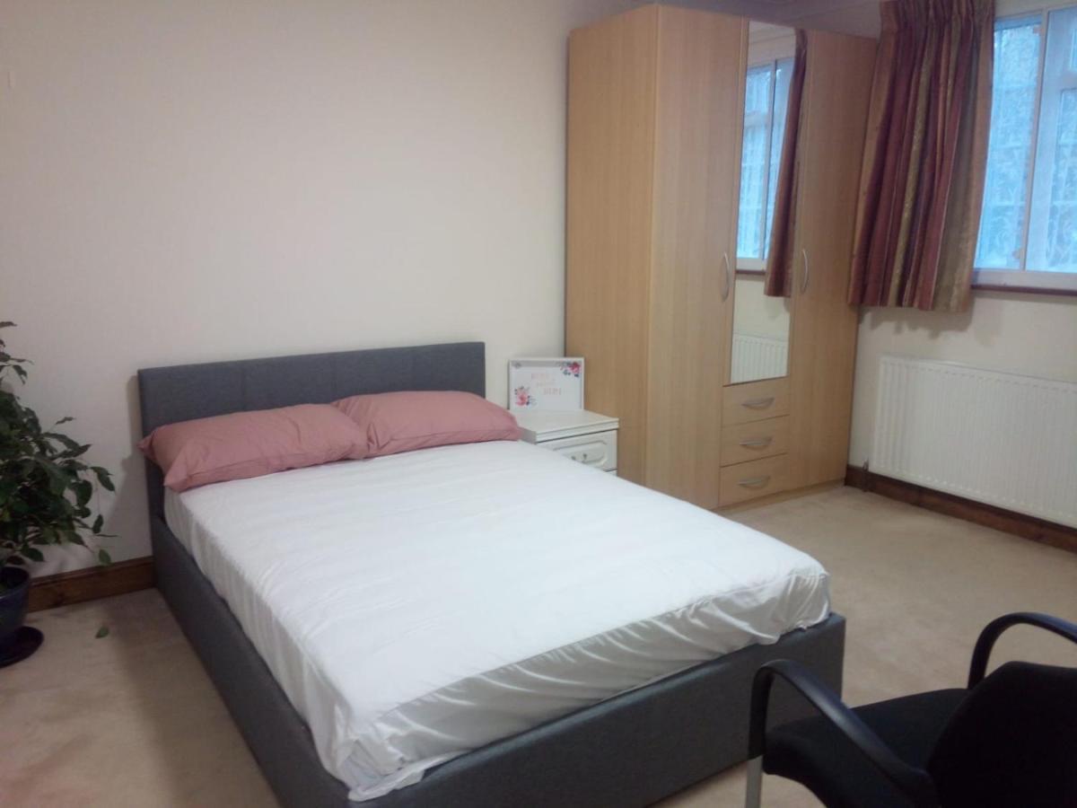 1St Gold Accommodation ไอล์เวิร์ธ ภายนอก รูปภาพ